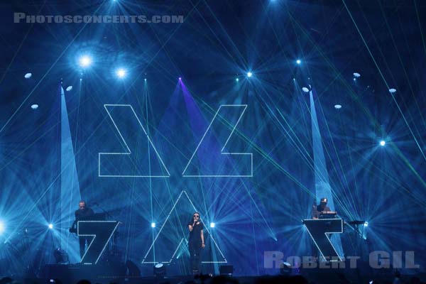 CHVRCHES - 2014-10-31 - PARIS - Grande Halle de La Villette - Lauren Eve Mayberry